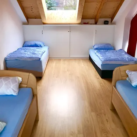 Mit Schoener Aussicht Auf Den Grossen Feldberg & Burg Koenigstein & Frei Parkplatz Auf Strassenseite