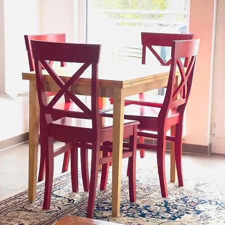 Mit Schoener Aussicht Auf Den Grossen Feldberg & Burg Koenigstein & Frei Parkplatz Auf Strassenseite