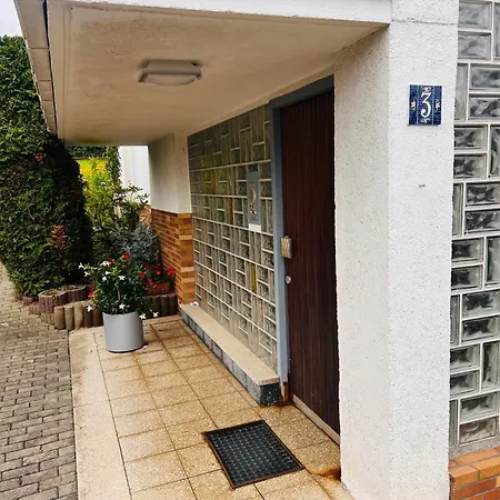 Mit Schoener Aussicht Auf Den Grossen Feldberg & Burg Koenigstein & Frei Parkplatz Auf Strassenseite Apartamento