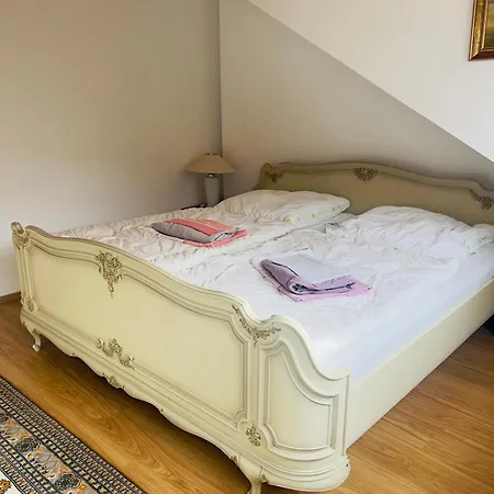 Mit Schoener Aussicht Auf Den Grossen Feldberg & Burg Koenigstein & Frei Parkplatz Auf Strassenseite Apartamento *