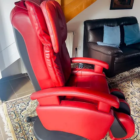 Mit Schoener Aussicht Auf Den Grossen Feldberg & Burg Koenigstein & Frei Parkplatz Auf Strassenseite