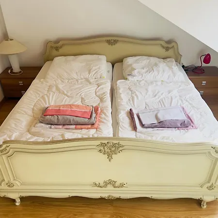 Apartamento Mit Schoener Aussicht Auf Den Grossen Feldberg & Burg Koenigstein & Frei Parkplatz Auf Strassenseite Kelkheim