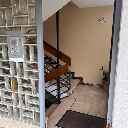 Mit Schoener Aussicht Auf Den Grossen Feldberg & Burg Koenigstein & Frei Parkplatz Auf Strassenseite