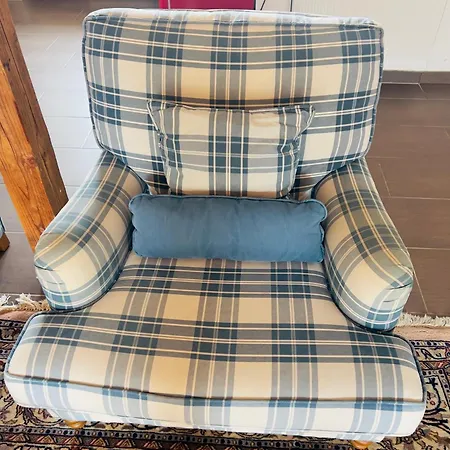 Mit Schoener Aussicht Auf Den Grossen Feldberg & Burg Koenigstein & Frei Parkplatz Auf Strassenseite